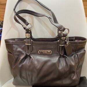 COACH East West Gallery Leather Handbag. In excellent condition!